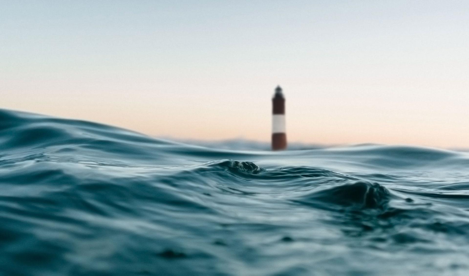 Faro in mezzo al mare